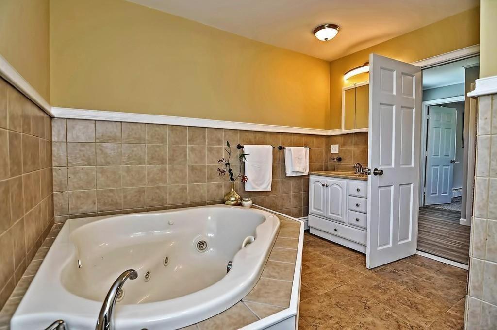 Charming Cottage Historic Falmouth Cape Cod Near Beach And Downtown 2Br 1Bath Deck Екстериор снимка